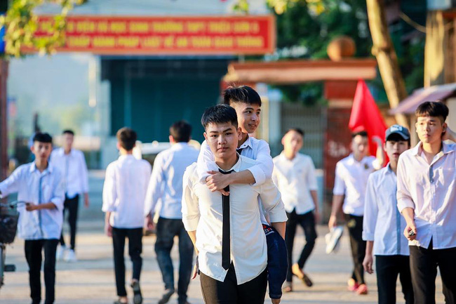 Đạt 28.15 điểm, nam sinh 10 năm cõng bạn đi học trượt NV1 vào Đại học Y Hà Nội, nhưng tiếc nuối nhất là câu chuyện phía sau-1