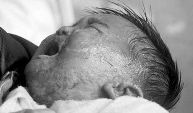 Con trai làm vỡ điện thoại và hành động của người cha khiến đứa trẻ bị tổn thương suốt đời-3