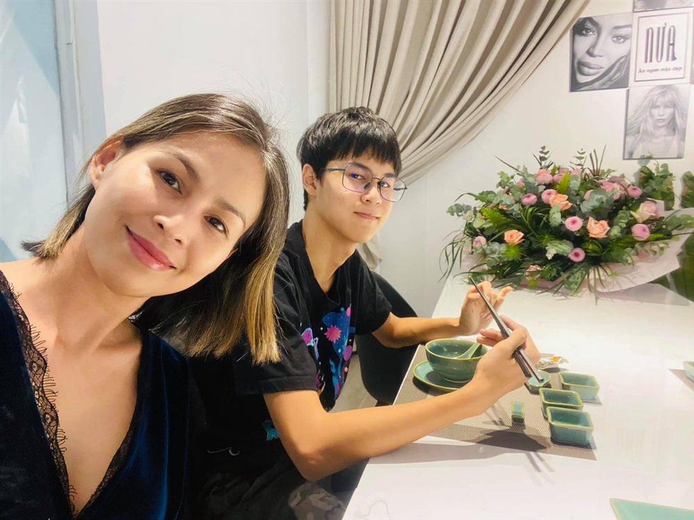 Đẳng cấp cơm con sao Việt: tôm rim gia vị 400 triệu/kg, bò 60 triệu/kg, cháo vàng mềm Tây Tạng-7