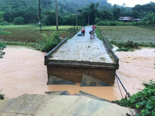 Lào Cai mưa lớn kỷ lục 63 năm qua gây ngập lụt cuốn trôi nhà dân, bé 3 tuổi tử vong-4