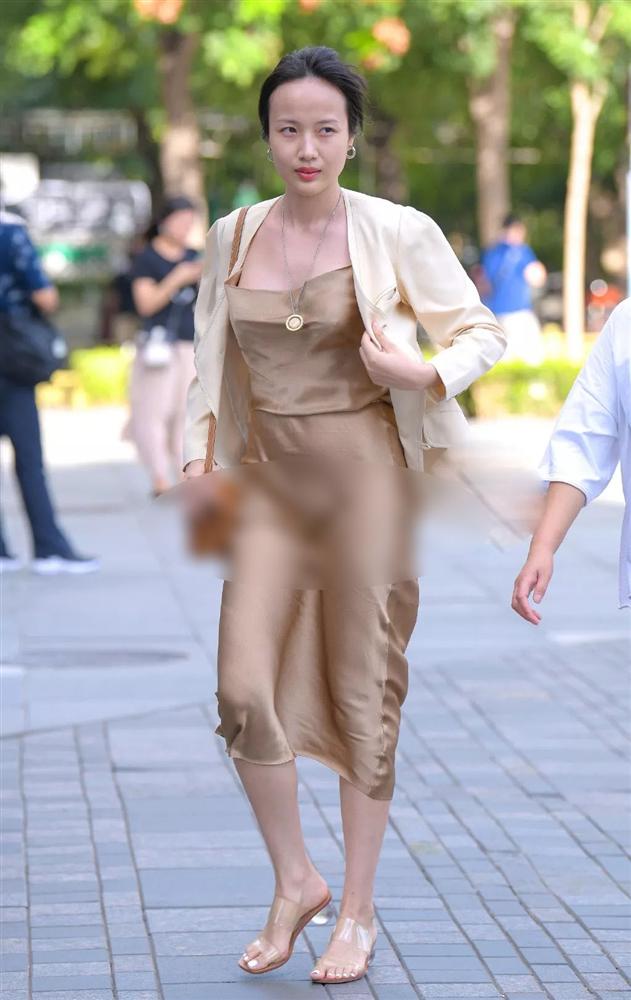 Diện váy lụa kín đáo là thế, nhưng Thanh Hằng lại lộ ngay khoảnh khắc nhạy cảm mà bản thân không hề hay biết-3