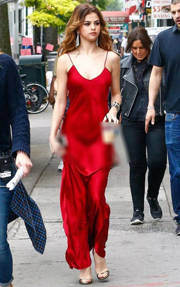 Diện váy lụa kín đáo là thế, nhưng Thanh Hằng lại lộ ngay khoảnh khắc nhạy cảm mà bản thân không hề hay biết-7