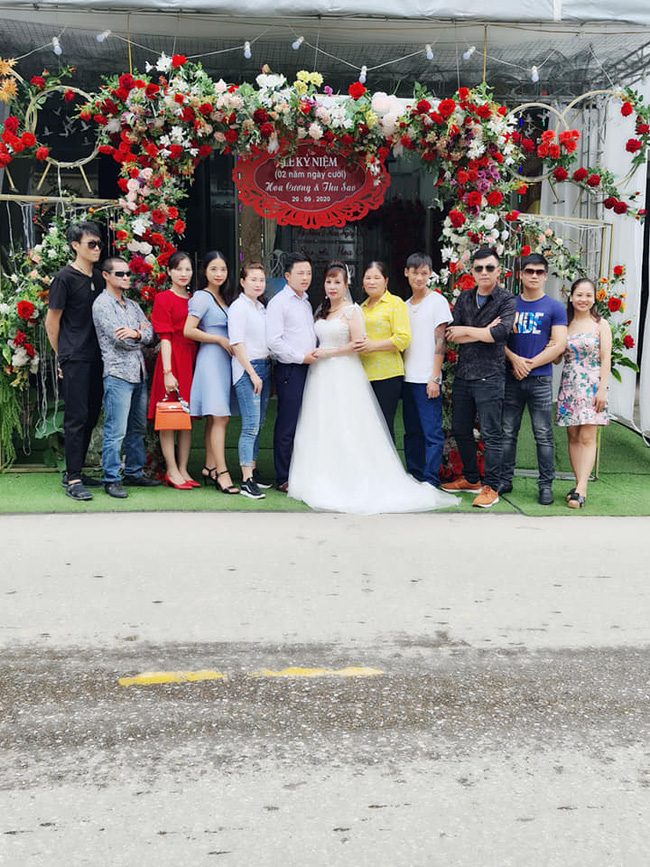 Hậu tiệc mừng 2 năm ngày cưới, cô dâu Thu Sao 63 tuổi lại gây xì xào vì nhá hàng ảnh chụp style quý tộc bên chồng trẻ nhưng nhan sắc có phần kỳ quái-1