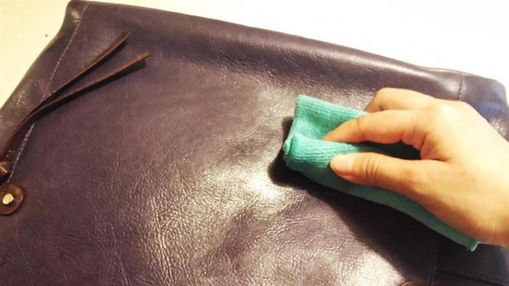 Đẹp sang chảnh, đẳng cấp là thế nhưng nếu không biết cách làm sạch túi da thì đừng trách đắt mà dùng nhanh hỏng-2