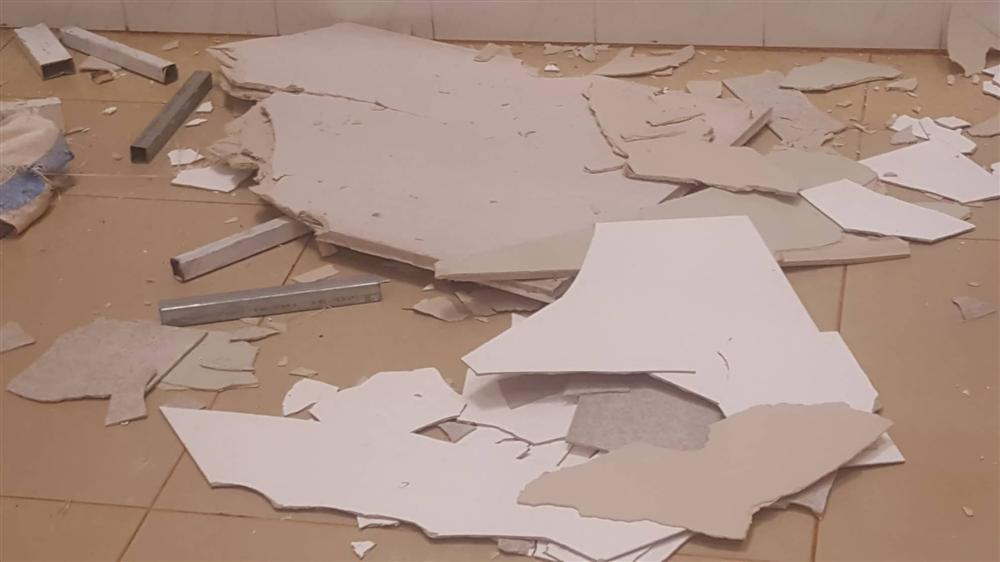 Sập trần bệnh viện ngàn tỉ, bệnh nhân một phen hú vía-1