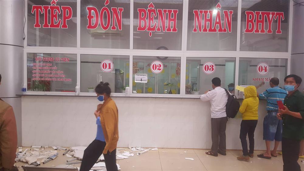 Sập trần bệnh viện ngàn tỉ, bệnh nhân một phen hú vía-2