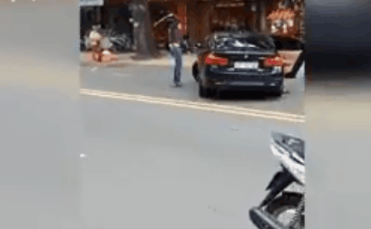 CLIP: Đập gậy tới tấp vào xe BMW, thanh niên bị nữ tài xế tăng ga dồn ép, vác ô đuổi đánh-1