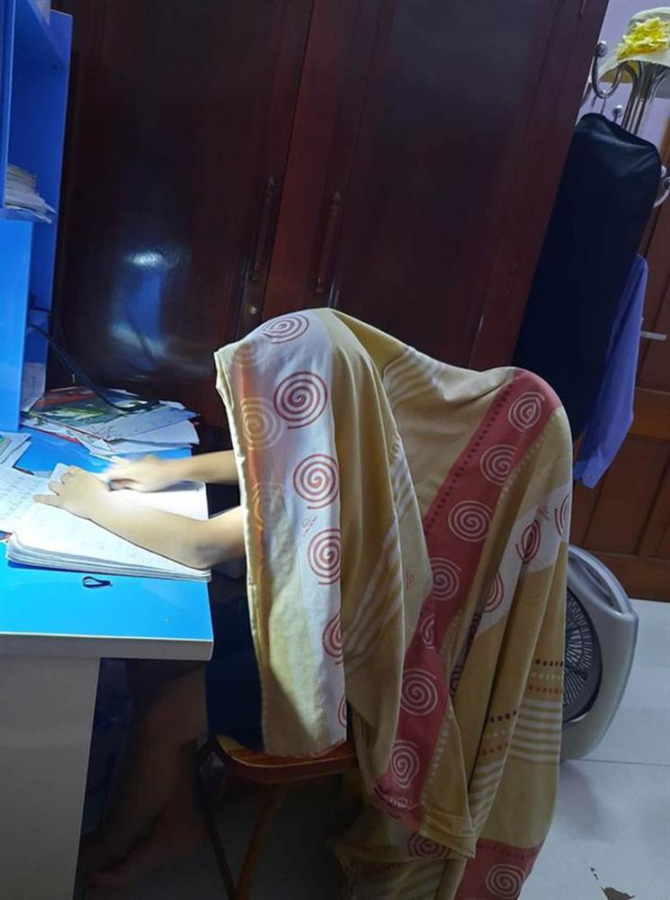 Pha bất lực của bố mẹ khi con vào lớp 1: Bình thường rõ khỏe mạnh, cứ ngồi vào bàn là hệ bài tiết lại trục trặc: Đau bụng, buồn tè đủ cả!-1