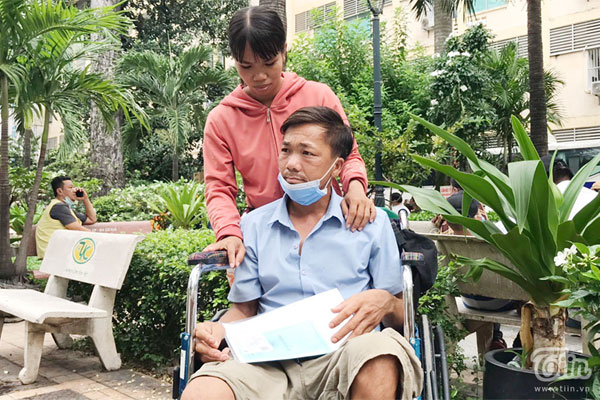 Rắn hổ mang chúa chui vào giường trong đêm-1