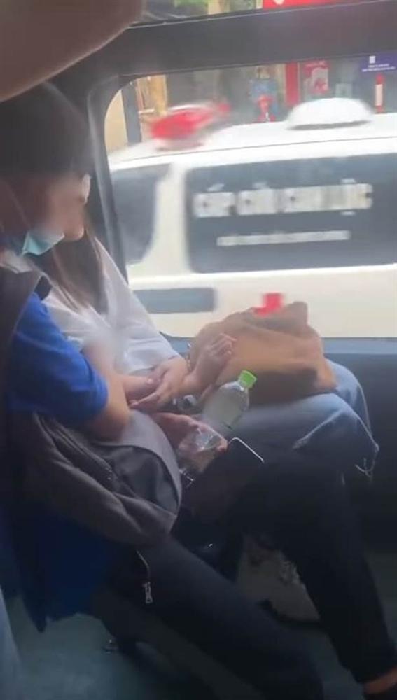Chàng trai thản nhiên cho tay vào trong áo bạn gái khi đang trên xe buýt đông người!-1