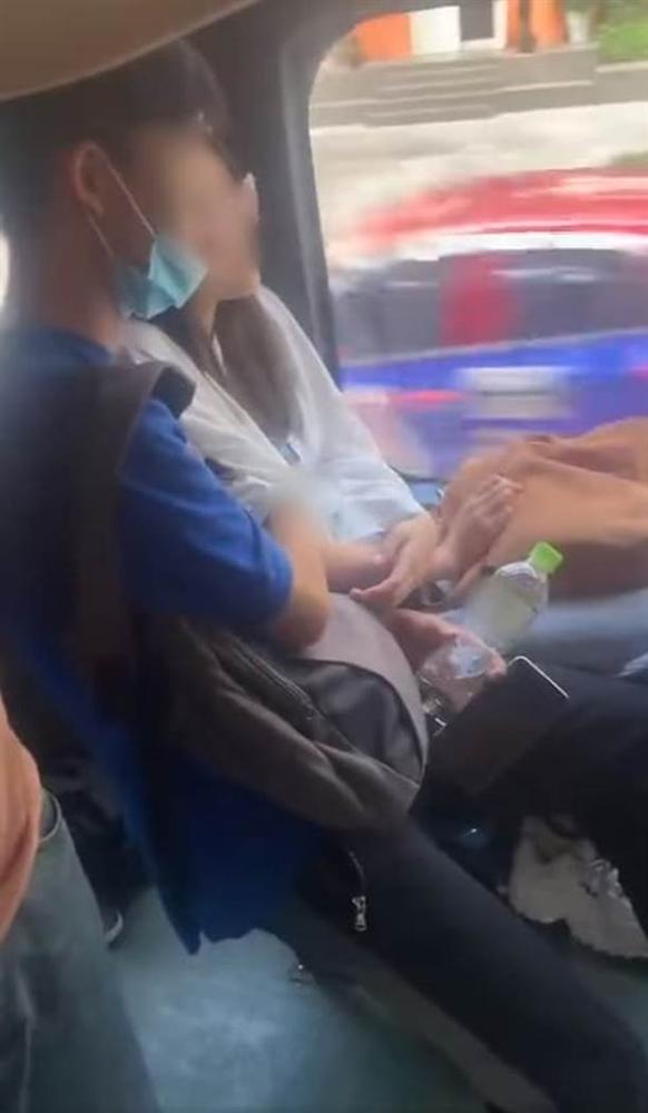 Chàng trai thản nhiên cho tay vào trong áo bạn gái khi đang trên xe buýt đông người!-2