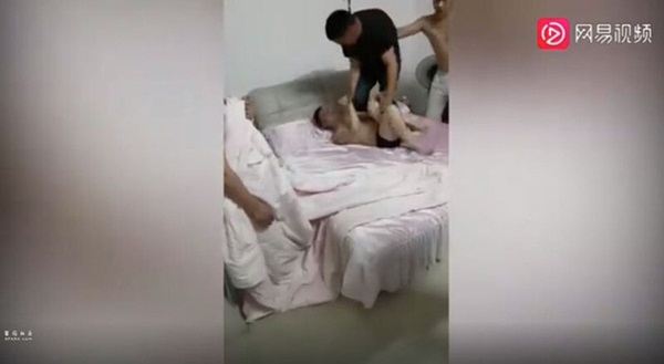 Chồng bắt quả tang vợ ngoại tình cùng trai lạ nhưng bất ngờ gặp con ruột tại hiện trường, phản ứng của người con khiến dân mạng ngớ người-2