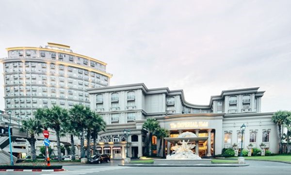 2 hoa hậu đẹp nức tiếng cùng lấy đại gia: Ở biệt thự sức chứa 200 người, có thang máy-16