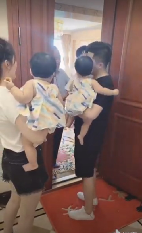 Cặp vợ chồng đến đón con ở nhà ông bà, màn trao trả lạnh lùng và phũ phàng khiến hai người hóa đá-3