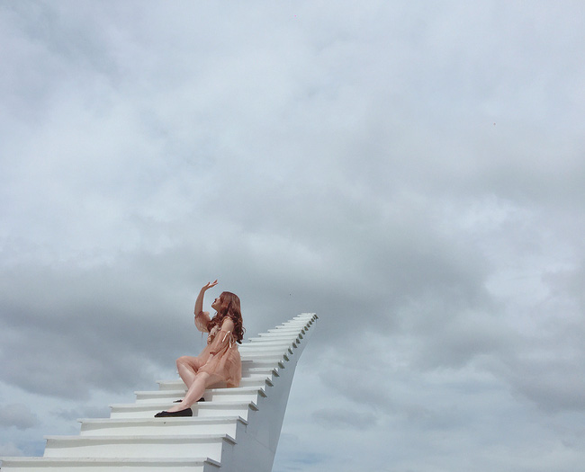 Dân mạng phẫn nộ trước clip người thân để em bé ngồi một mình nguy hiểm trên đỉnh cao nhất nấc thang lên thiên đường ở Sa Pa, bên dưới là vực thẳm mờ sương đáng sợ vô cùng-1