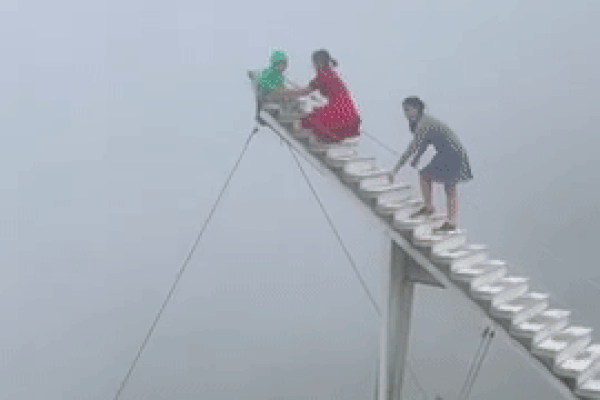 Dân mạng phẫn nộ trước clip người thân để em bé ngồi một mình nguy hiểm trên đỉnh cao nhất nấc thang lên thiên đường ở Sa Pa, bên dưới là vực thẳm mờ sương đáng sợ vô cùng