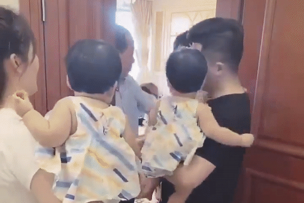 Cặp vợ chồng đến đón con ở nhà ông bà, màn trao trả lạnh lùng và phũ phàng khiến hai người 