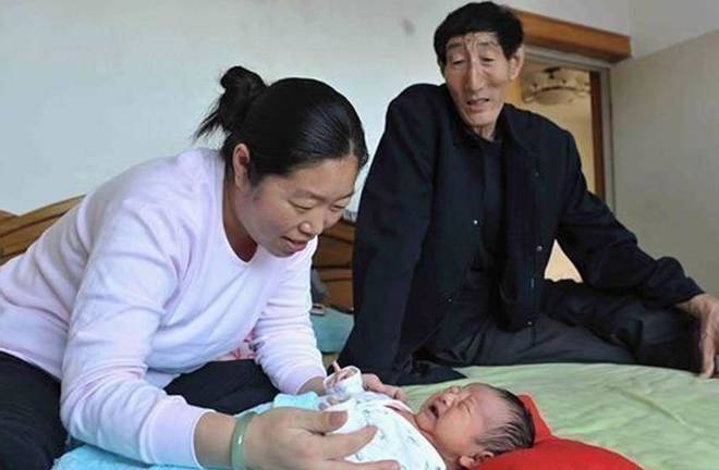 Thiếu nữ úp mặt chỉ ngang rốn chồng vẫn sinh nở làm mẹ, nhìn đứa trẻ giờ ai cũng sợ-3