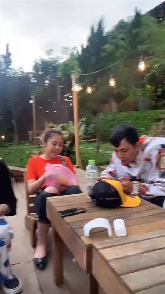 HOT: Hoài Lâm lộ ảnh mặc đồ đôi với gái lạ ở Đà Lạt sau 3 tháng ly hôn, giới thiệu là người yêu” với mẹ ruột trên livestream-1