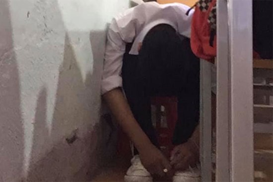 Mặc kệ bạn bè miệt mài học bài ngay xung quanh, những cô cậu học sinh này vẫn thản nhiên làm hành động khiến nhiều người phải nhịn cười