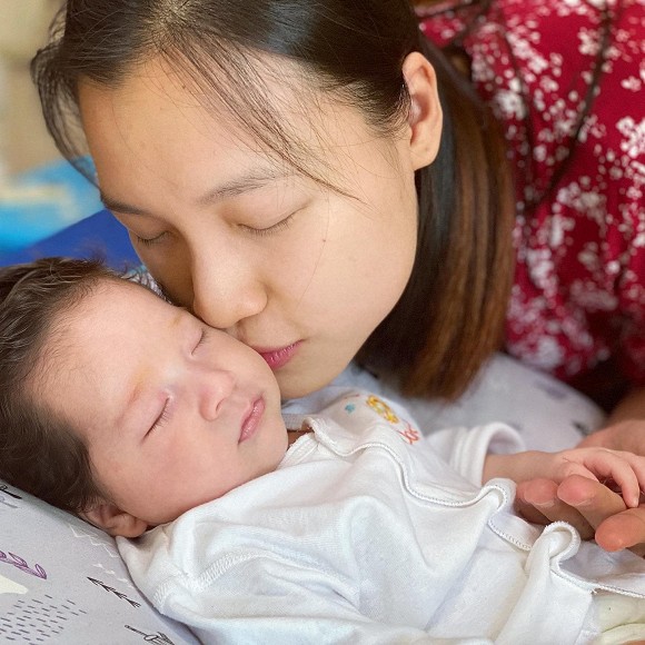 Hoàng Oanh khoe cận mặt con trai lai Tây, đúng là cực phẩm nhan sắc thừa hưởng từ bố mẹ-1