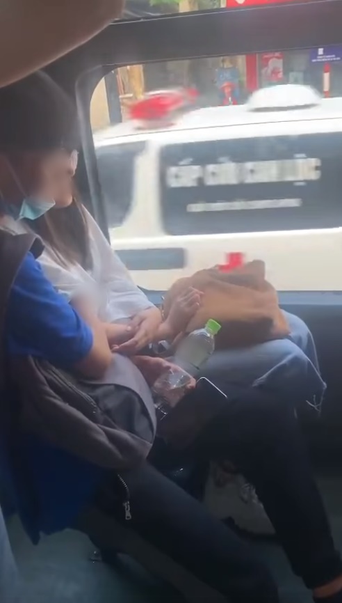 Ngồi xe buýt, chàng trai ngang nhiên đưa tay sờ soạng vòng 1 của cô bạn gái khiến người chứng kiến phải sững sờ-1