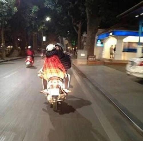 Đang lái xe nhưng cặp bạn trẻ vẫn có thể khoá môi khiến ai nhìn vào cùng phải cúi đầu chào thua-1