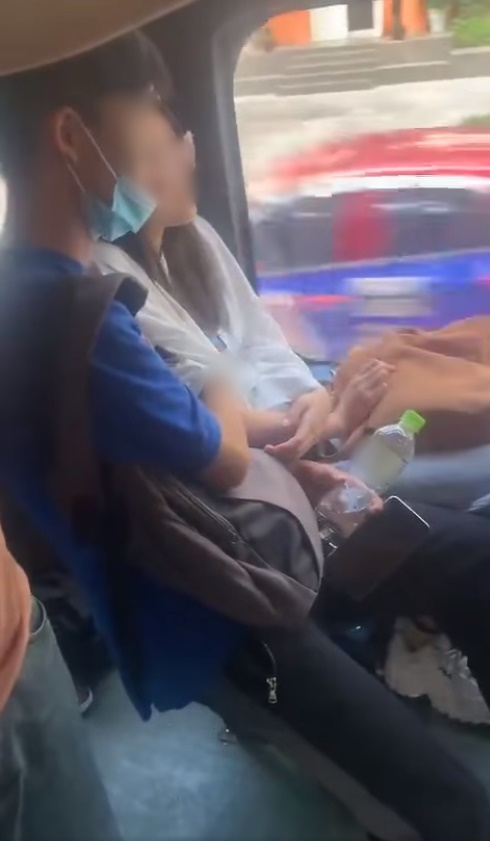 Ngồi xe buýt, chàng trai ngang nhiên đưa tay sờ soạng vòng 1 của cô bạn gái khiến người chứng kiến phải sững sờ-2