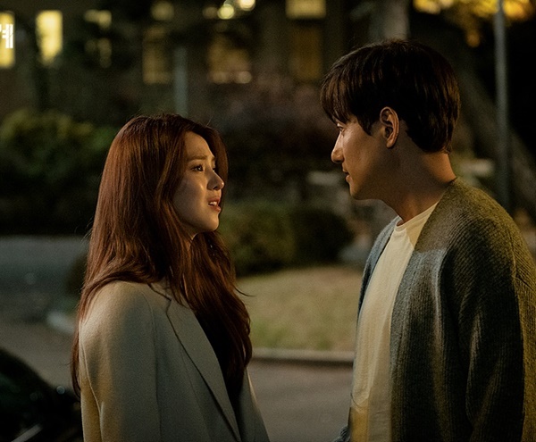 Vợ bỏ hai con ở nhà khăng khăng đi làm, một lần tăng ca về muộn, tôi chết đứng nhìn tận mắt công việc của vợ, sốc nhất là lời tuyên bố của cô ấy-1