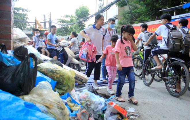 Tài xế xe thu gom rác đình công, người Hà Nội khốn khổ vì môi trường ô nhiễm-2