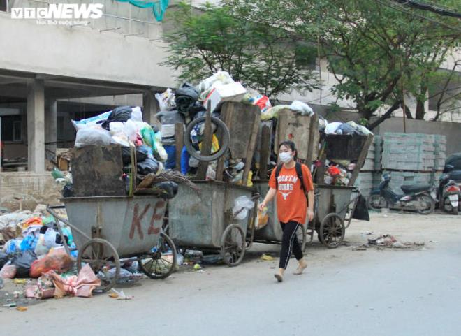 Tài xế xe thu gom rác đình công, người Hà Nội khốn khổ vì môi trường ô nhiễm-4
