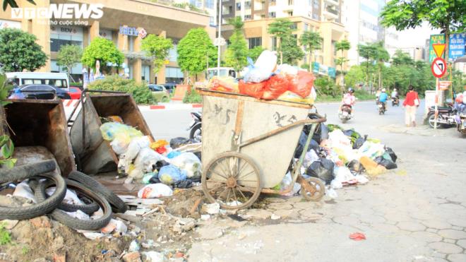 Tài xế xe thu gom rác đình công, người Hà Nội khốn khổ vì môi trường ô nhiễm-5