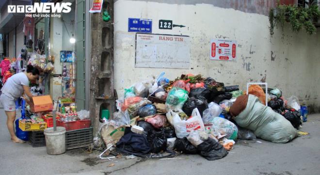 Tài xế xe thu gom rác đình công, người Hà Nội khốn khổ vì môi trường ô nhiễm-6