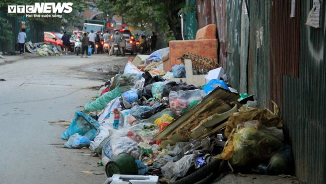 Tài xế xe thu gom rác đình công, người Hà Nội khốn khổ vì môi trường ô nhiễm-9