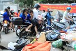 Nước mắt những công nhân thu gom rác bị nợ lương ở Hà Nội: Con nhỏ nghỉ học vì xấu hổ, người bị cụt chân mò mẫm trong rác-37