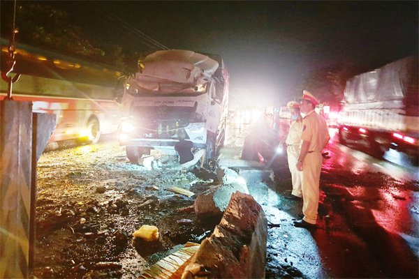 Xe tải lớn tông xe tải nhỏ văng xuống kênh, tài xế tử vong-2