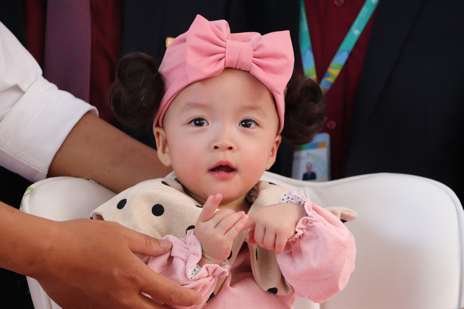 Gần 3 tháng sau ca phẫu thuật tách rời, cặp song sinh Trúc Nhi - Diệu Nhi được xuất viện, xuất hiện cực rạng rỡ và dễ thương-6