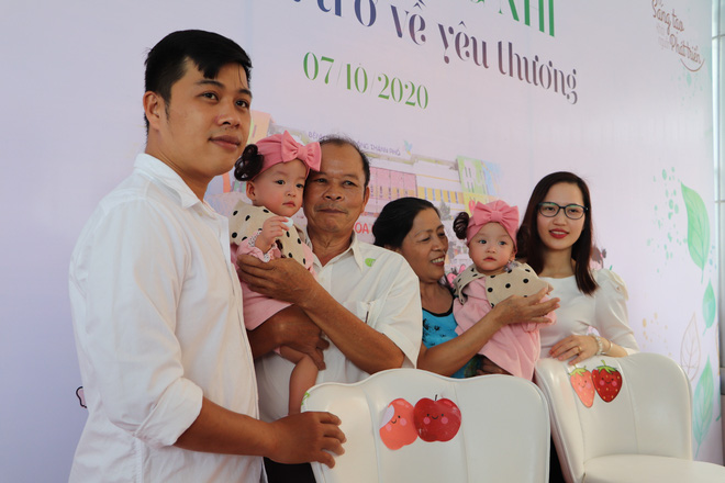 Gần 3 tháng sau ca phẫu thuật tách rời, cặp song sinh Trúc Nhi - Diệu Nhi được xuất viện, xuất hiện cực rạng rỡ và dễ thương-10