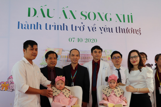 Gần 3 tháng sau ca phẫu thuật tách rời, cặp song sinh Trúc Nhi - Diệu Nhi được xuất viện, xuất hiện cực rạng rỡ và dễ thương-12