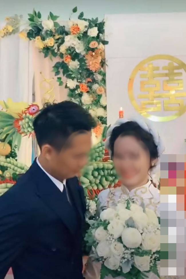 Đang đứng làm lễ cưới, chụp ảnh mà cô dâu có hành động lạ khó hiểu, hóa ra nhìn xuống chân cô mới hiểu lý do tại sao!-2