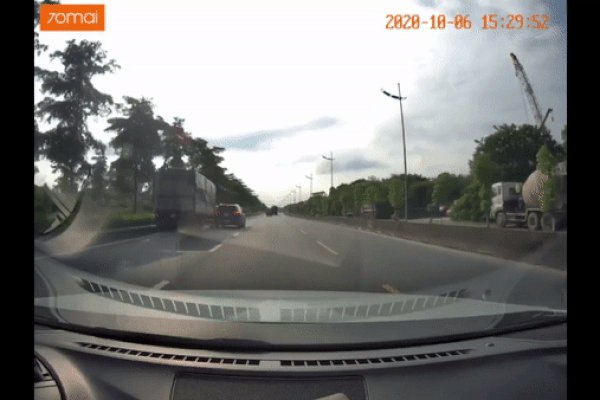 Thanh niên đi xe máy gặp nạn vì cố lách qua 2 ôtô-1