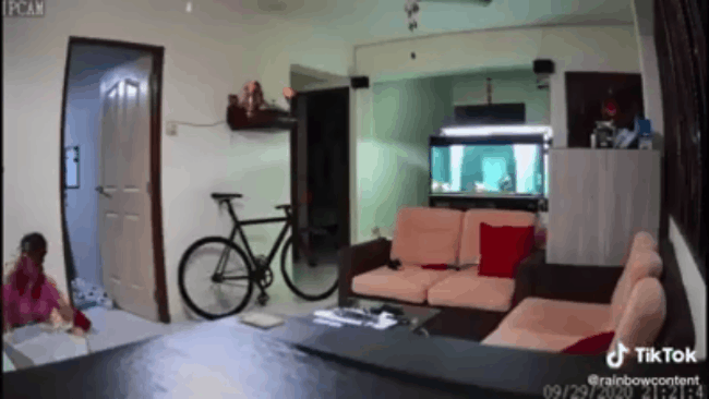 Cộng đồng mạng không tin vào mắt khi xem clip con trai tuổi teen tát mẹ nhiều lần ngay trong nhà, khi biết lý do ai nấy còn phẫn nộ hơn-1