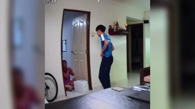 Cộng đồng mạng không tin vào mắt khi xem clip con trai tuổi teen tát mẹ nhiều lần ngay trong nhà, khi biết lý do ai nấy còn phẫn nộ hơn-2