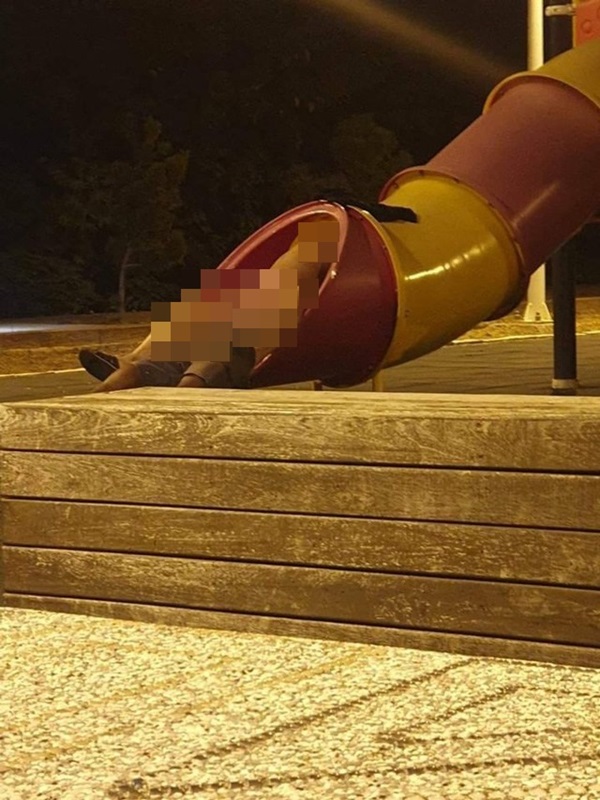 Thấy cầu trượt trẻ em có tiếng động lạ, người đi đường lại gần xem tình hình thì nóng mắt với cảnh tượng trước mặt-1