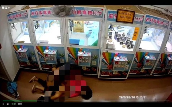 Thấy cầu trượt trẻ em có tiếng động lạ, người đi đường lại gần xem tình hình thì nóng mắt với cảnh tượng trước mặt-2