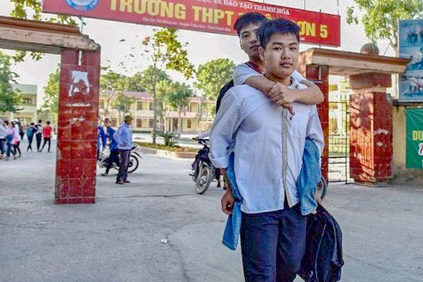 Hình ảnh siêu đẹp ở trường Bách khoa đang được chia sẻ rầm rộ về nam sinh 10 năm được bạn cõng đến trường-8