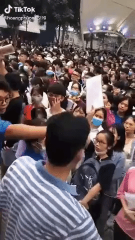 Kinh hoàng cảnh thí sinh và cha mẹ chen chúc, tranh nhau đăng ký học do trường lật kèo” tuyển sinh-1