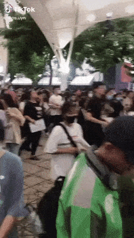 Kinh hoàng cảnh thí sinh và cha mẹ chen chúc, tranh nhau đăng ký học do trường lật kèo” tuyển sinh-2