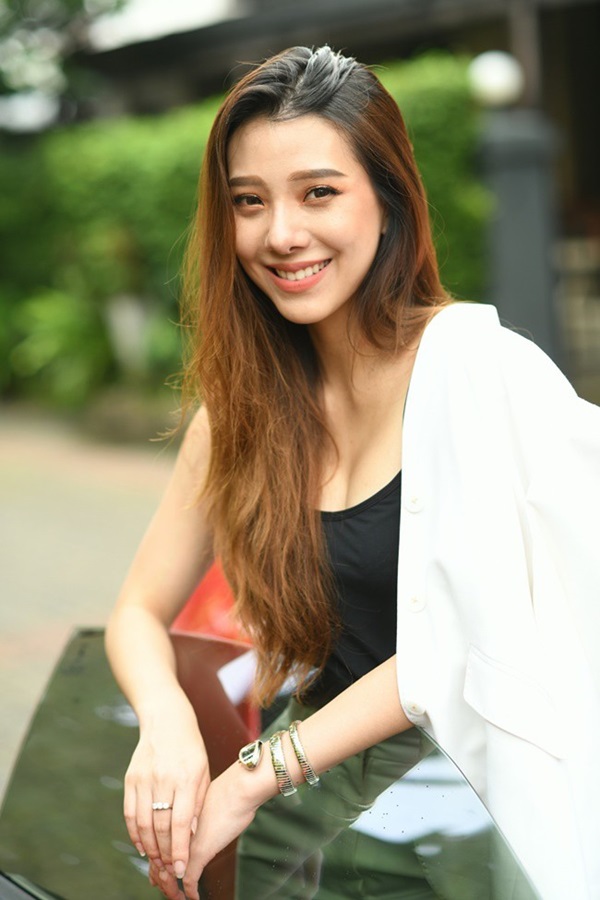 Tiểu thư nhà giàu cả nước biết tiếng, đổi ô tô như thay áo hút chú ý của dân mạng-12