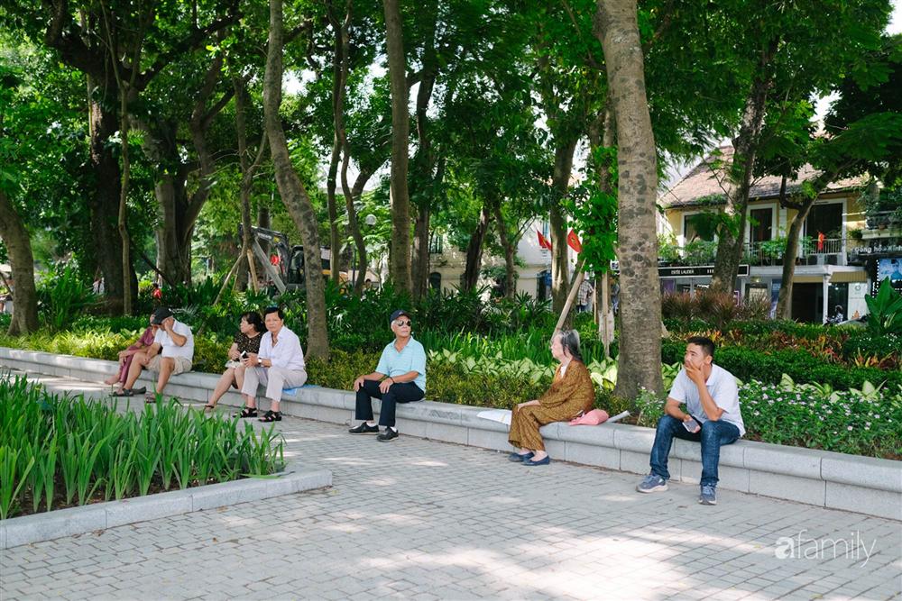 Hồ Gươm thay áo mới, người Hà Nội rủ nhau đi dạo trên vỉa hè lát đá đẹp như công viên ở trời Âu, tận hưởng tiết trời thanh mát đầu đông-3